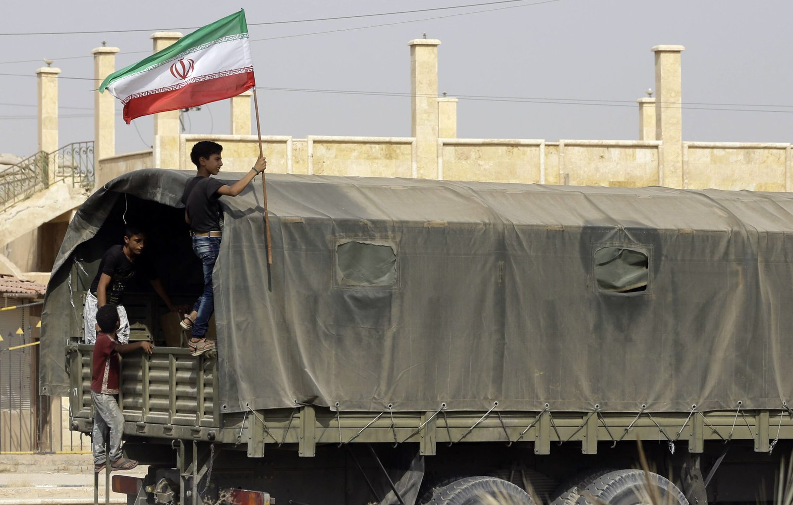 صحيفة عبرية: مليشيات إيران تنتشر بمواقع أخلتها القوات الروسية بسوريا