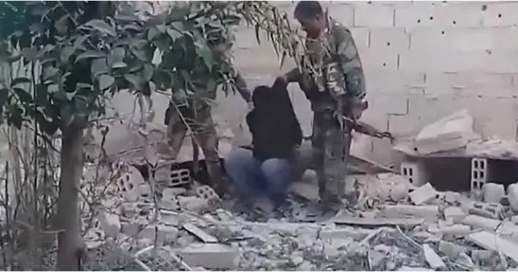 فيديو مسرب لعناصر ميليشيا عراقية يوثق الاعتداء على معتقل بريف دمشق